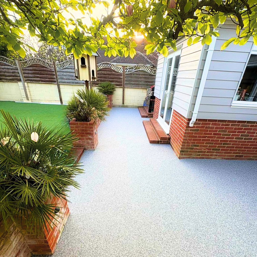 Garden room surrounded by light grey resin-bound surfacing